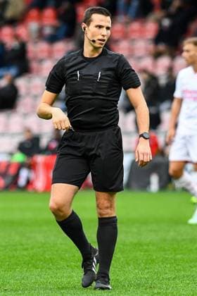 Francisco Lahora Chulian (Schiedsrichter), Freisteller, Ganzkörper, Einzelbild, Aktion, Action, 13.12.2021, Köln (Deutschland), Fussball, Regionalliga West, 1. FC Köln II - FC Schalke 04 II