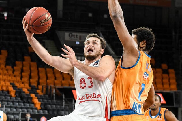 GER, EuroCup, ratiopharm ulm vs Mincidelice JL Bourg en Bresse 14.12.2021, ratiopharm arena, Neu-Ulm, GER, EuroCup, ratiopharm ulm vs Mincidelice JL Bourg en Bresse, im Bild Axel Julien (Bourg en Bresse, 83) setzt sich gegen Cristiano Felicio (Ulm, 1) durch