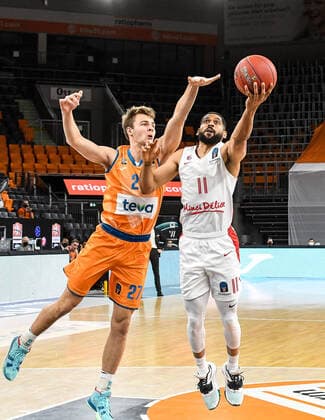 GER, EuroCup, ratiopharm ulm vs Mincidelice JL Bourg en Bresse 14.12.2021, ratiopharm arena, Neu-Ulm, GER, EuroCup, ratiopharm ulm vs Mincidelice JL Bourg en Bresse, im Bild Moritz Krimmer (Ulm, 27) versucht Calvin Harris Jr. (Bourg en Bresse, 11) am Korb zu hindern