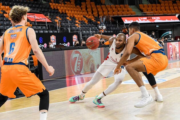 GER, EuroCup, ratiopharm ulm vs Mincidelice JL Bourg en Bresse 14.12.2021, ratiopharm arena, Neu-Ulm, GER, EuroCup, ratiopharm ulm vs Mincidelice JL Bourg en Bresse, im Bild Per Günther Guenther (Ulm, 6), Rasheed Sulaimon (Bourg en Bresse, 1), Karim Jallow (Ulm, 35)