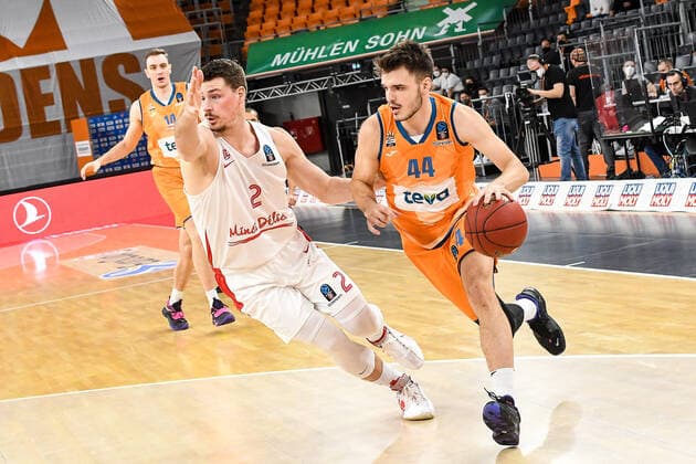 GER, EuroCup, ratiopharm ulm vs Mincidelice JL Bourg en Bresse 14.12.2021, ratiopharm arena, Neu-Ulm, GER, EuroCup, ratiopharm ulm vs Mincidelice JL Bourg en Bresse, im Bild Alexandre Chassang (Bourg en Bresse, 2) versucht Fedor Zugic (Ulm, 44) aufzuhalten