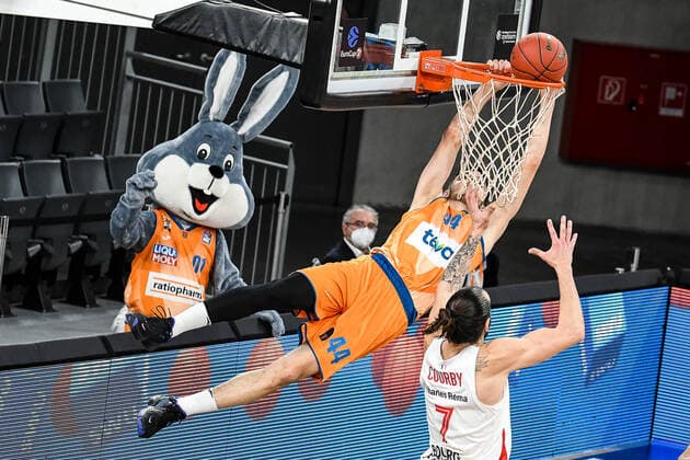 Sport Bilder des Tages GER, EuroCup, ratiopharm ulm vs Mincidelice JL Bourg en Bresse 14.12.2021, ratiopharm arena, Neu-Ulm, GER, EuroCup, ratiopharm ulm vs Mincidelice JL Bourg en Bresse, im Bild Fedor Zugic (Ulm, 44) vergibt in dieser Situation einen Korb durch Offensive-Goaltending, Maxime Courby (Bourg en Bresse, 7) in der Zuschauerrolle