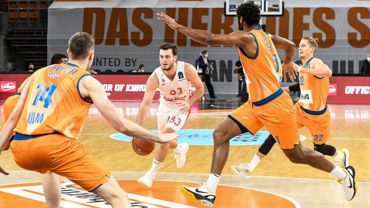 GER, EuroCup, ratiopharm ulm vs Mincidelice JL Bourg en Bresse 14.12.2021, ratiopharm arena, Neu-Ulm, GER, EuroCup, ratiopharm ulm vs Mincidelice JL Bourg en Bresse, im Bild Philipp Herkenhoff (Ulm, 14), Cristiano Felicio (Ulm, 1) und Thomas Klepeisz (Ulm, 22) kreisen Axel Julien (Bourg en Bresse, 83) ein