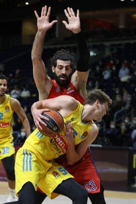 DEU, Euroleague, ALBA vs. Moskau, 17.12.2021, Mercedes-Benz-Arena, Berlin, DEU, Euroleague, ALBA vs. Moskau, im Bild Lammers (ALBA Berlin 55), Tornike Shengelia (ZSKA Moskau 23)