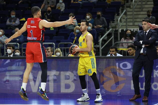 DEU, Euroleague, ALBA vs. Moskau, 17.12.2021, Mercedes-Benz-Arena, Berlin, DEU, Euroleague, ALBA vs. Moskau, im Bild Tamir Blatt (ALBA Berlin 45), Cheftrainer Israel Gonz‡lez (ALBA Berlin), Gabriel Lundberg(ZSKA Moskau 1)