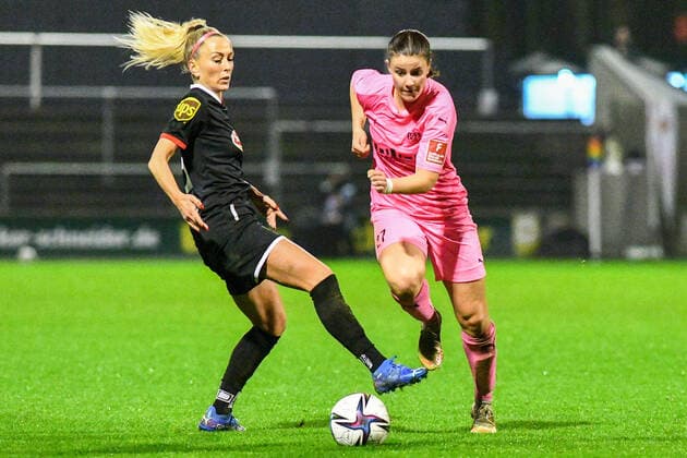 v.li.: Mandy Islacker (FC Köln, 8), Katharina Piljic (SGS, 27), Zweikampf, Duell, duel, tackle, tackling, Dynamik, Action, Aktion, 17.12.2021, Köln (Deutschland), Fussball, Flyeralarm Frauen-Bundesliga, 1. FC Köln - SGS Essen, Fussball, Flyeralarm Frauen-Bundesliga, 1. FC Köln - SGS Essen, DFB DFL REGULATIONS PROHIBIT ANY USE OF PHOTOGRAPHS AS IMAGE SEQUENCES AND OR QUASI-VIDEO.