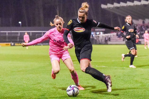 v.li.: Antonia Baaß (SGS, 7), Rachel Rinast (FC Köln, 31), Zweikampf, Duell, duel, tackle, tackling, Dynamik, Action, Aktion, 17.12.2021, Köln (Deutschland), Fussball, Flyeralarm Frauen-Bundesliga, 1. FC Köln - SGS Essen, Fussball, Flyeralarm Frauen-Bundesliga, 1. FC Köln - SGS Essen, DFB DFL REGULATIONS PROHIBIT ANY USE OF PHOTOGRAPHS AS IMAGE SEQUENCES AND OR QUASI-VIDEO.