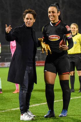 v.li.: Nicole Bender (Sportliche Leitung 1. FC Köln) gratuliert Peggy Kuznik (FC Köln, 21) für ihr 300. Spiel in der Frauen-Bundesliga, Aktion, Action, Spielszene, 17.12.2021, Köln (Deutschland), Fussball, Flyeralarm Frauen-Bundesliga, 1. FC Köln - SGS Essen, Fussball, Flyeralarm Frauen-Bundesliga, 1. FC Köln - SGS Essen, DFB DFL REGULATIONS PROHIBIT ANY USE OF PHOTOGRAPHS AS IMAGE SEQUENCES AND OR QUASI-VIDEO.