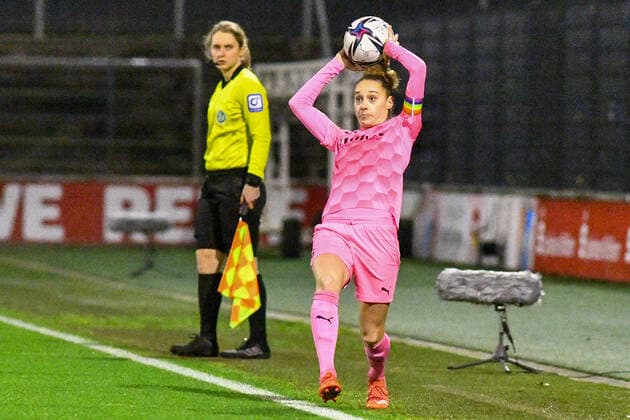 Jacqueline Meißner (SGS, 16) beim Einwurf, Freisteller, Ganzkörper, Einzelbild, Aktion, Action, 17.12.2021, Köln (Deutschland), Fussball, Flyeralarm Frauen-Bundesliga, 1. FC Köln - SGS Essen, Fussball, Flyeralarm Frauen-Bundesliga, 1. FC Köln - SGS Essen, DFB DFL REGULATIONS PROHIBIT ANY USE OF PHOTOGRAPHS AS IMAGE SEQUENCES AND OR QUASI-VIDEO.
