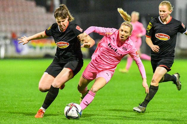 v.li.: Adriana Achcinska (FC Köln, 9), Elisa Senß (SGS, 6), Zweikampf, Duell, duel, tackle, tackling, Dynamik, Action, Aktion, 17.12.2021, Köln (Deutschland), Fussball, Flyeralarm Frauen-Bundesliga, 1. FC Köln - SGS Essen, Fussball, Flyeralarm Frauen-Bundesliga, 1. FC Köln - SGS Essen, DFB DFL REGULATIONS PROHIBIT ANY USE OF PHOTOGRAPHS AS IMAGE SEQUENCES AND OR QUASI-VIDEO.
