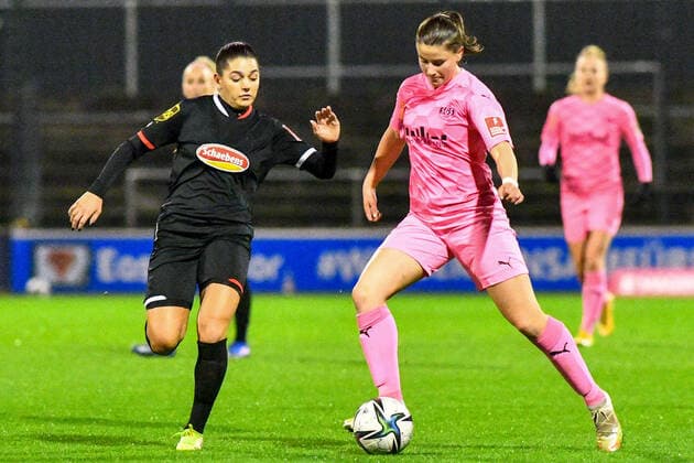 v.li.: Manjou Wilde (FC Köln, 7), Katharina Piljic (SGS, 27), Zweikampf, Duell, duel, tackle, tackling, Dynamik, Action, Aktion, 17.12.2021, Köln (Deutschland), Fussball, Flyeralarm Frauen-Bundesliga, 1. FC Köln - SGS Essen, Fussball, Flyeralarm Frauen-Bundesliga, 1. FC Köln - SGS Essen, DFB DFL REGULATIONS PROHIBIT ANY USE OF PHOTOGRAPHS AS IMAGE SEQUENCES AND OR QUASI-VIDEO.