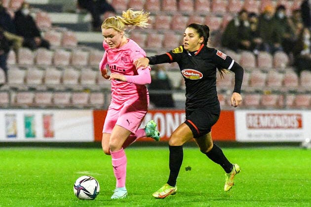 v.li.: Maike Berentzen (SGS, 13), Manjou Wilde (FC Köln, 7), Zweikampf, Duell, duel, tackle, tackling, Dynamik, Action, Aktion, 17.12.2021, Köln (Deutschland), Fussball, Flyeralarm Frauen-Bundesliga, 1. FC Köln - SGS Essen, Fussball, Flyeralarm Frauen-Bundesliga, 1. FC Köln - SGS Essen, DFB DFL REGULATIONS PROHIBIT ANY USE OF PHOTOGRAPHS AS IMAGE SEQUENCES AND OR QUASI-VIDEO.
