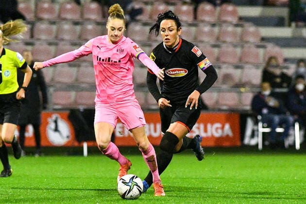 v.li.: Jacqueline Meißner (SGS, 16), Peggy Kuznik (FC Köln, 21), Zweikampf, Duell, duel, tackle, tackling, Dynamik, Action, Aktion, 17.12.2021, Köln (Deutschland), Fussball, Flyeralarm Frauen-Bundesliga, 1. FC Köln - SGS Essen, Fussball, Flyeralarm Frauen-Bundesliga, 1. FC Köln - SGS Essen, DFB DFL REGULATIONS PROHIBIT ANY USE OF PHOTOGRAPHS AS IMAGE SEQUENCES AND OR QUASI-VIDEO.