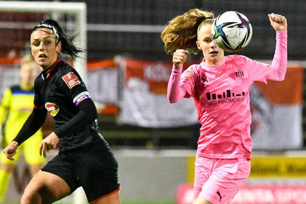 v.li.: Peggy Kuznik (FC Köln, 21), Vivien Endemann (SGS, 25), Zweikampf, Duell, duel, tackle, tackling, Dynamik, Action, Aktion, 17.12.2021, Köln (Deutschland), Fussball, Flyeralarm Frauen-Bundesliga, 1. FC Köln - SGS Essen, Fussball, Flyeralarm Frauen-Bundesliga, 1. FC Köln - SGS Essen, DFB DFL REGULATIONS PROHIBIT ANY USE OF PHOTOGRAPHS AS IMAGE SEQUENCES AND OR QUASI-VIDEO.