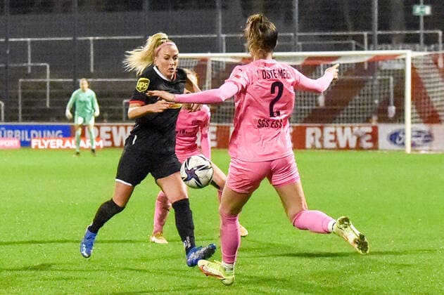 v.li.: Mandy Islacker (FC Köln, 8), Selina Ostermeier (SGS, 2), Zweikampf, Duell, duel, tackle, tackling, Dynamik, Action, Aktion, 17.12.2021, Köln (Deutschland), Fussball, Flyeralarm Frauen-Bundesliga, 1. FC Köln - SGS Essen, Fussball, Flyeralarm Frauen-Bundesliga, 1. FC Köln - SGS Essen, DFB DFL REGULATIONS PROHIBIT ANY USE OF PHOTOGRAPHS AS IMAGE SEQUENCES AND OR QUASI-VIDEO.