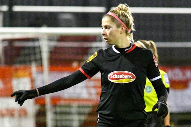 Nina Räcke (SGS, 4) gibt Anweisungen, gestikuliert, mit den Armen gestikulieren, gives instructions, gesticulate, 17.12.2021, Köln (Deutschland), Fussball, Flyeralarm Frauen-Bundesliga, 1. FC Köln - SGS Essen, Fussball, Flyeralarm Frauen-Bundesliga, 1. FC Köln - SGS Essen, DFB DFL REGULATIONS PROHIBIT ANY USE OF PHOTOGRAPHS AS IMAGE SEQUENCES AND OR QUASI-VIDEO.