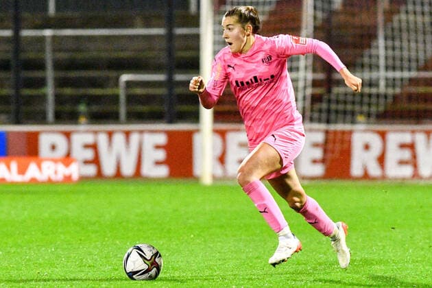 Carlotta Wamser (SGS, 30) am Ball, Spielszene, Freisteller, Ganzkörper, Einzelbild, Aktion, Action, 17.12.2021, Köln (Deutschland), Fussball, Flyeralarm Frauen-Bundesliga, 1. FC Köln - SGS Essen, Fussball, Flyeralarm Frauen-Bundesliga, 1. FC Köln - SGS Essen, DFB DFL REGULATIONS PROHIBIT ANY USE OF PHOTOGRAPHS AS IMAGE SEQUENCES AND OR QUASI-VIDEO.
