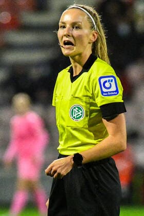 Fabienne Michel (Schiedsrichterin) Einzelbild, Aktion, Action, gibt Anweisungen, , 17.12.2021, Köln (Deutschland), Fussball, Flyeralarm Frauen-Bundesliga, 1. FC Köln - SGS Essen, Fussball, Flyeralarm Frauen-Bundesliga, 1. FC Köln - SGS Essen, DFB DFL REGULATIONS PROHIBIT ANY USE OF PHOTOGRAPHS AS IMAGE SEQUENCES AND OR QUASI-VIDEO.