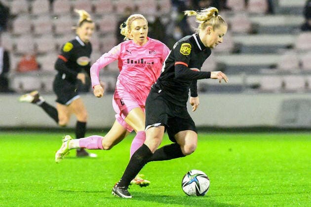v.li.: Elisa Senß (SGS, 6), Weronika Zawistowska (FC Köln, 24), Zweikampf, Duell, duel, tackle, tackling, Dynamik, Action, Aktion, 17.12.2021, Köln (Deutschland), Fussball, Flyeralarm Frauen-Bundesliga, 1. FC Köln - SGS Essen, Fussball, Flyeralarm Frauen-Bundesliga, 1. FC Köln - SGS Essen, DFB DFL REGULATIONS PROHIBIT ANY USE OF PHOTOGRAPHS AS IMAGE SEQUENCES AND OR QUASI-VIDEO.