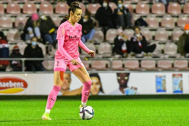 Selina Ostermeier (SGS, 2) am Ball, Spielszene, Freisteller, Ganzkörper, Einzelbild, Aktion, Action, 17.12.2021, Köln (Deutschland), Fussball, Flyeralarm Frauen-Bundesliga, 1. FC Köln - SGS Essen, Fussball, Flyeralarm Frauen-Bundesliga, 1. FC Köln - SGS Essen, DFB DFL REGULATIONS PROHIBIT ANY USE OF PHOTOGRAPHS AS IMAGE SEQUENCES AND OR QUASI-VIDEO.