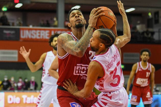Phillip Fayne, Parker Jackson Cartwright 11. Spieltag, Basketball Bundesliga, Basketball Saison 2021 2022, Deutschland, easyCredit BBL, Germany, Giessen 46ers, giessen rot, Herren, Jobstairs GIESSEN 46ers - Telekom Baskets Bonn, Männer, Bonn in weiss