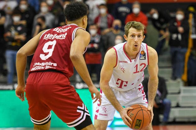 Maxi Begue, Skyler Bowlin 11. Spieltag, Basketball Bundesliga, Basketball Saison 2021 2022, Deutschland, easyCredit BBL, Germany, Giessen 46ers, giessen rot, Herren, Jobstairs GIESSEN 46ers - Telekom Baskets Bonn, Männer, Bonn in weiss