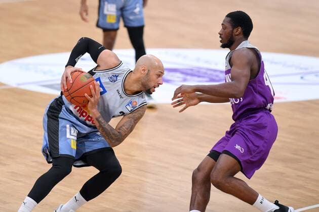 Maurice Stuckey (Merlins Crailsheim) (am Ball), Kamar Baldwin (BG Goettingen) (R) , Basketball, Bundesliga, BBL, BG Goettingen - Hakro Merlins Crailsheim , 18.12.2021, BG Goettingen - Hakro Merlins Crailsheim, Basketball, Bundesliga, GER, BBL, 18.12.2021 Goettingen Copyright: xEibner-Pressefotox-xRolandxSippelx
