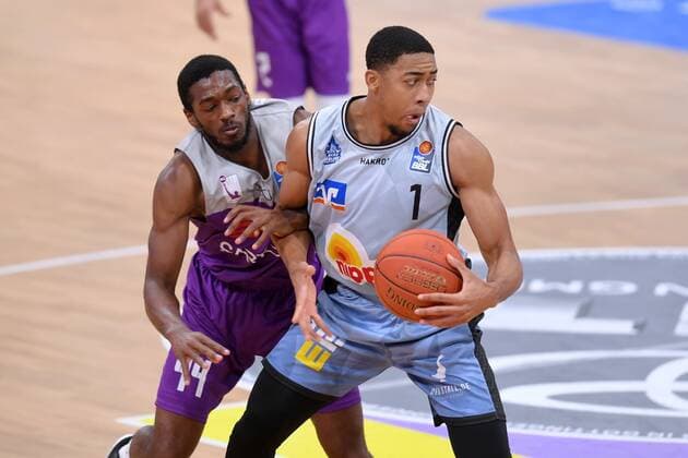 Jaren Lewis (Merlins Crailsheim) (am Ball), Kamar Baldwin (BG Goettingen) (L) , Basketball, Bundesliga, BBL, BG Goettingen - Hakro Merlins Crailsheim , 18.12.2021, BG Goettingen - Hakro Merlins Crailsheim, Basketball, Bundesliga, GER, BBL, 18.12.2021 Goettingen Copyright: xEibner-Pressefotox-xRolandxSippelx