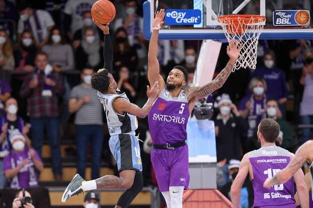 T.J. Shorts (Merlins Crailsheim) beim Wurf; Jeff Roberson (BG Goettingen) (R) , Basketball, Bundesliga, BBL, BG Goettingen - Hakro Merlins Crailsheim , 18.12.2021, BG Goettingen - Hakro Merlins Crailsheim, Basketball, Bundesliga, GER, BBL, 18.12.2021 Goettingen Copyright: xEibner-Pressefotox-xRolandxSippelx
