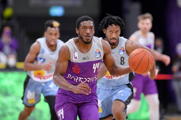 Kamar Baldwin (BG Goettingen) (am Ball), Terrell Harris (Merlins Crailsheim) (R, hinten) , Basketball, Bundesliga, BBL, BG Goettingen - Hakro Merlins Crailsheim , 18.12.2021, BG Goettingen - Hakro Merlins Crailsheim, Basketball, Bundesliga, GER, BBL, 18.12.2021 Goettingen Copyright: xEibner-Pressefotox-xRolandxSippelx