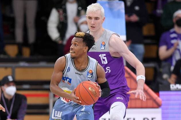 T.J. Shorts (Merlins Crailsheim) (am Ball), Philipp Hartwich (BG Goettingen) (hinten) , Basketball, Bundesliga, BBL, BG Goettingen - Hakro Merlins Crailsheim , 18.12.2021, BG Goettingen - Hakro Merlins Crailsheim, Basketball, Bundesliga, GER, BBL, 18.12.2021 Goettingen Copyright: xEibner-Pressefotox-xRolandxSippelx