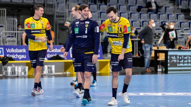 v.li.: Andy Schmid (Andre Schmid, RNL, 2), Lukas Nilsson (RNL, 65), Uwe Gensheimer (RNL, 3), Patrick Groetzki (RNL, 24), Spieler der Rhein-Neckar-Löwen, Jubel nach dem Schlusspfiff, Sieg, Sieger, Gewinner, jubelt, jubeln, Freude, optimistisch, Highlight, Action, Aktion, 18.12.2021, Mannheim (Deutschland), Handball, Bundesliga, Rhein-Neckar Löwen - TuS N-Lübbecke