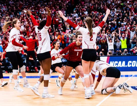 December 19, 2021, Columbus, Ohio, USA: The Badgers celebrate the final point, a point that is overturned upon review, during the NCAA, College League, USA Division 1 Championship between Wisconsin and Nebraska at Nationwide Arena in Columbus Ohio, on December 18, 2021. Wisconsin went on to win the match 3:2. Columbus USA - ZUMAs268 20211219_zsp_s268_029 Copyright: xMatthewxSmithx