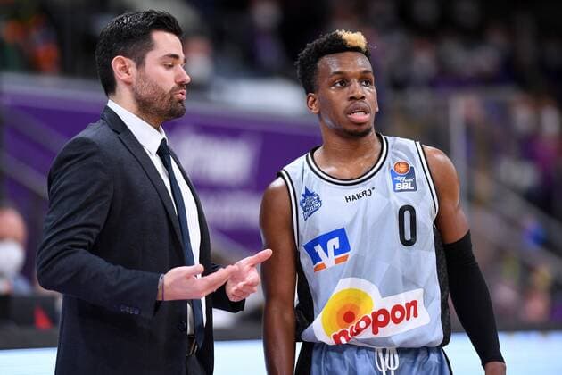 Sebastian Gleim (Trainer, Headcoach Merlins Crailsheim) und T.J. Shorts (R) diskutieren , Basketball, Bundesliga, BBL, BG Goettingen - Hakro Merlins Crailsheim , 18.12.2021, BG Goettingen - Hakro Merlins Crailsheim, Basketball, Bundesliga, GER, BBL, 18.12.2021 Goettingen Copyright: xEibner-Pressefotox-xRolandxSippelx