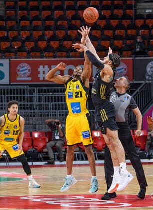 Tremmell Darden (MHP Riesen Ludwigsburg, 21) und Gavin Schilling (FC Bayern Muenchen Basketball, 34). FC Bayern Muenchen gegen MHP Riesen Ludwigsburg, Basketball, BBL, 11. Spieltag, Saison 2021 2022, 19.12.2021. FC Bayern Muenchen gegen MHP Riesen Ludwigsburg, Basketball, BBL, 11. Spieltag, Saison 2021 2022, 19.12.2021 Muenchen Copyright: xEibnerxPressefotox xHeikexFeinerx EP_EER