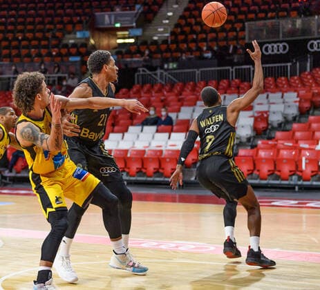Jonah Radebaugh (MHP Riesen Ludwigsburg, 12), Augustine Rubit (FC Bayern Muenchen Basketball, 21) und Corey Walden (FC Bayern Muenchen Basketball, 2). FC Bayern Muenchen gegen MHP Riesen Ludwigsburg, Basketball, BBL, 11. Spieltag, Saison 2021 2022, 19.12.2021. FC Bayern Muenchen gegen MHP Riesen Ludwigsburg, Basketball, BBL, 11. Spieltag, Saison 2021 2022, 19.12.2021 Muenchen Copyright: xEibnerxPressefotox xHeikexFeinerx EP_EER