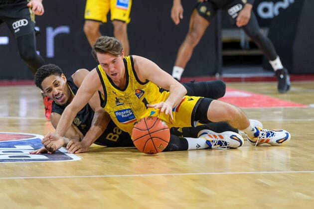 Augustine Rubit (FC Bayern Muenchen Basketball, 21) und Jordan Hulls (MHP Riesen Ludwigsburg, 1). FC Bayern Muenchen gegen MHP Riesen Ludwigsburg, Basketball, BBL, 11. Spieltag, Saison 2021 2022, 19.12.2021. FC Bayern Muenchen gegen MHP Riesen Ludwigsburg, Basketball, BBL, 11. Spieltag, Saison 2021 2022, 19.12.2021 Muenchen Copyright: xEibnerxPressefotox xHeikexFeinerx EP_EER