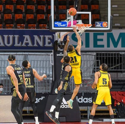 Tremmell Darden (MHP Riesen Ludwigsburg, 21) beim Wurf gegen Deshaun Thomas (FC Bayern Muenchen Basketball, 1). FC Bayern Muenchen gegen MHP Riesen Ludwigsburg, Basketball, BBL, 11. Spieltag, Saison 2021 2022, 19.12.2021. FC Bayern Muenchen gegen MHP Riesen Ludwigsburg, Basketball, BBL, 11. Spieltag, Saison 2021 2022, 19.12.2021 Muenchen Copyright: xEibnerxPressefotox xHeikexFeinerx EP_EER