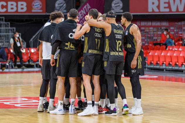Spielerkreis der Bayern nach dem Sieg gut zwei Sekunden vor dem Ende der Partie. FC Bayern Muenchen gegen MHP Riesen Ludwigsburg, Basketball, BBL, 11. Spieltag, Saison 2021 2022, 19.12.2021. FC Bayern Muenchen gegen MHP Riesen Ludwigsburg, Basketball, BBL, 11. Spieltag, Saison 2021 2022, 19.12.2021 Muenchen Copyright: xEibnerxPressefotox xHeikexFeinerx EP_EER