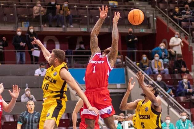 GER- Jonas WOHLFARTH- BOTTERMANN (MHP Riesen Ludwigsburg, 18) Justin SIMON (MHP Riesen Ludwigsburg, 5 ) DÂ Angelo HARRISON (Prometey BC, 1), MHP Riesen Ludwigsburg vs. BC Prometey, Basketball, Basketball Champions League, 6. Spieltag, 2021 2022, 21.12.2021, MHP Riesen Ludwigsburg vs. BC Prometey, Basketball, Basketball Champions League, 6. Spieltag, 2021 2022, 21.12.2021 Ludwigsburg Copyright: xEibner-Pressefotox EP_FMR