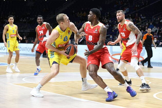 DEU, Euroleague, ALBA vs. AS Monaco, 22.12.2021, Mercedes-Benz-Arena, Berlin, DEU, Euroleague, ALBA vs. AS Monaco, im Bild Luke Sikma (ALBA Berlin 43), Dwayne Bacon (AS Monaco 8), Donatas (AS Monaco 20)