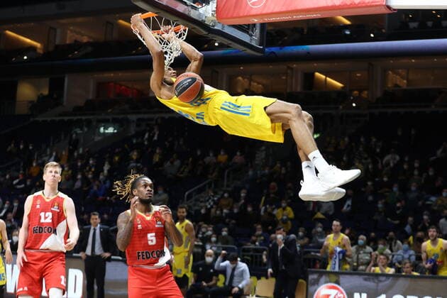Sport Bilder des Tages DEU, Euroleague, ALBA vs. AS Monaco, 22.12.2021, Mercedes-Benz-Arena, Berlin, DEU, Euroleague, ALBA vs. AS Monaco, im Bild dunking von Louis Olinde (ALBA Berlin 19), Paris Lee (AS Monaco 5), Brock Motum (AS Monaco 12)