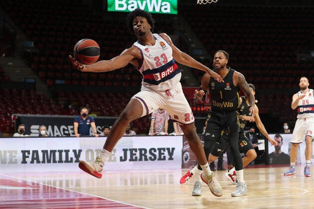 Steven Enoch (Baskonia Vitoria-Gasteiz, 23) rettet den Ball GER, FC Bayern Basketball vs. Baskonia Vitoria-Gasteiz, Basketball, EuroLeague, Saison 2021 2022, 23.12.2021, GER, FC Bayern Basketball vs. Baskonia Vitoria-Gasteiz, Basketball, EuroLeague, Saison 2021 2022, 23.12.2021, Muenchen Copyright: xEIBNER MarcelxEngelbrechtx EP_EER