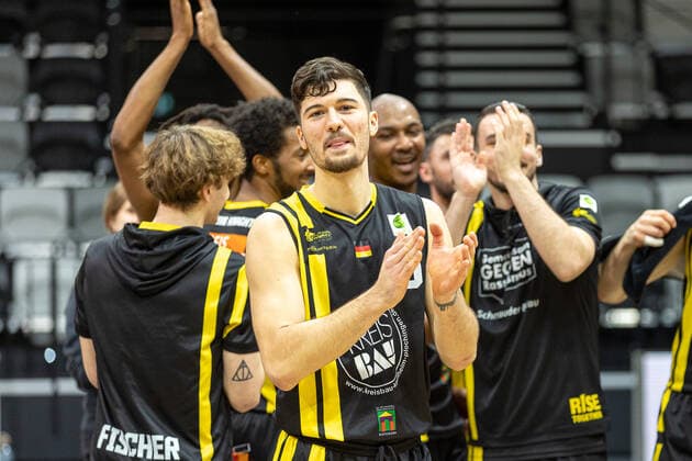 Luka Kamber (VfL Kirchheim Knights, 06), jubelt, Jubel, nach Spielende, Nuernberg Falcons BC vs. VfL Kirchheim Knights, Basketball, 2. Bundesliga Pro A, 15. Spieltag, 23.12.2021 Nuernberg Falcons BC vs. VfL Kirchheim Knights, Basketball, 2. Bundesliga Pro A, 15. Spieltag, 23.12.2021 Nuernberg Copyright: xEIBNER GuenerxSantemizx EP_GSZ
