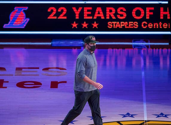 December 23, 2021, Los Angeles, California, USA: Former Los Angeles Lakers Players, Robert Horry Metta World Peace, Luke Walton (in photo), Byron Scott and Gary Payton goes to pose with the Larry O Brien NBA, Basketball Herren, USA Championship Trophies during the game against the San Antonio Spurs on Thursday December 23, 2021 at STAPLES Center in Los Angeles, California. Lakers lose to Spurs, 110-138. PI Los Angeles USA - ZUMAp124 20211223_zaa_p124_008 Copyright: xJAVIERxROJASx