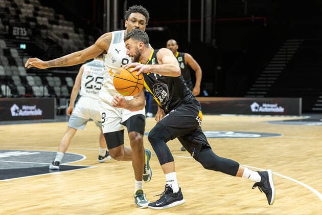 Josh Price (Nuernberg Falcons BC, 09), Besnik Bekteshi (VfL Kirchheim Knights, 77), Nuernberg Falcons BC vs. VfL Kirchheim Knights, Basketball, 2. Bundesliga Pro A, 15. Spieltag, 23.12.2021 Nuernberg Falcons BC vs. VfL Kirchheim Knights, Basketball, 2. Bundesliga Pro A, 15. Spieltag, 23.12.2021 Nuernberg Copyright: xEIBNER GuenerxSantemizx EP_GSZ