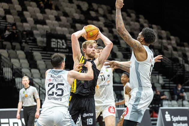 Tim Koepple (Nuernberg Falcons BC, 25), Till Pape (VfL Kirchheim Knights, 19), Josh Price (Nuernberg Falcons BC, 09), Nuernberg Falcons BC vs. VfL Kirchheim Knights, Basketball, 2. Bundesliga Pro A, 15. Spieltag, 23.12.2021 Nuernberg Falcons BC vs. VfL Kirchheim Knights, Basketball, 2. Bundesliga Pro A, 15. Spieltag, 23.12.2021 Nuernberg Copyright: xEIBNER GuenerxSantemizx EP_GSZ