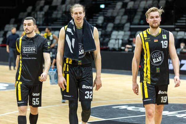 Karlo Miksic (VfL Kirchheim Knights, 55), Noah Starkey (VfL Kirchheim Knights, 32), Till Pape (VfL Kirchheim Knights, 19), jubelt, Jubel, nach Spielende, Spielende, Sieg, Nuernberg Falcons BC vs. VfL Kirchheim Knights, Basketball, 2. Bundesliga Pro A, 15. Spieltag, 23.12.2021 Nuernberg Falcons BC vs. VfL Kirchheim Knights, Basketball, 2. Bundesliga Pro A, 15. Spieltag, 23.12.2021 Nuernberg Copyright: xEIBNER GuenerxSantemizx EP_GSZ