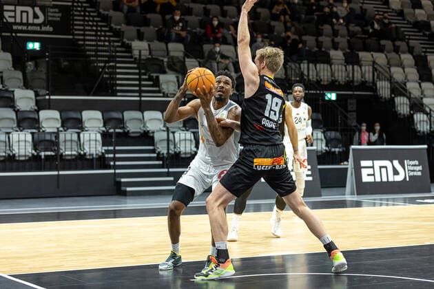 Josh Price (Nuernberg Falcons BC, 09), Till Pape (VfL Kirchheim Knights, 19), Nuernberg Falcons BC vs. VfL Kirchheim Knights, Basketball, 2. Bundesliga Pro A, 15. Spieltag, 23.12.2021 Nuernberg Falcons BC vs. VfL Kirchheim Knights, Basketball, 2. Bundesliga Pro A, 15. Spieltag, 23.12.2021 Nuernberg Copyright: xEIBNER GuenerxSantemizx EP_GSZ