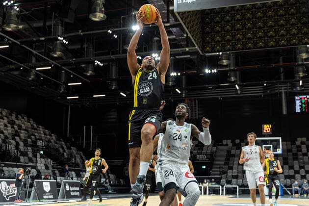 Jonathon Williams (VfL Kirchheim Knights, 24), Roland L Amour Nyama (Nuernberg Falcons BC, 24), Nuernberg Falcons BC vs. VfL Kirchheim Knights, Basketball, 2. Bundesliga Pro A, 15. Spieltag, 23.12.2021 Nuernberg Falcons BC vs. VfL Kirchheim Knights, Basketball, 2. Bundesliga Pro A, 15. Spieltag, 23.12.2021 Nuernberg Copyright: xEIBNER GuenerxSantemizx EP_GSZ